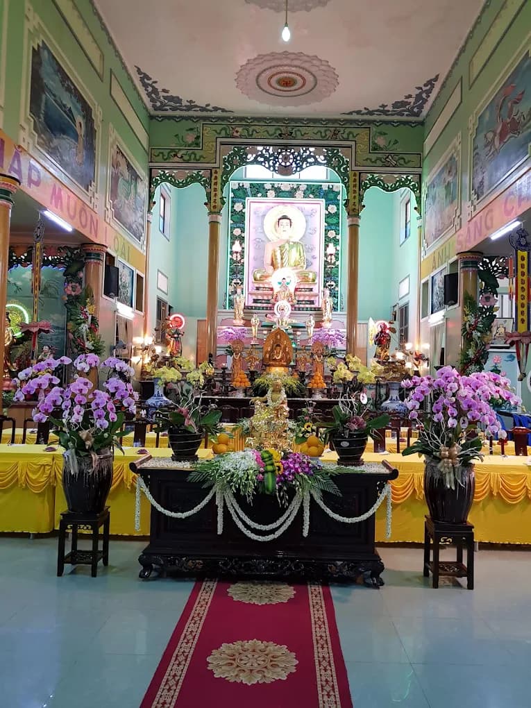 Bàn thờ Phật tại Tịnh Xá Linh Quang