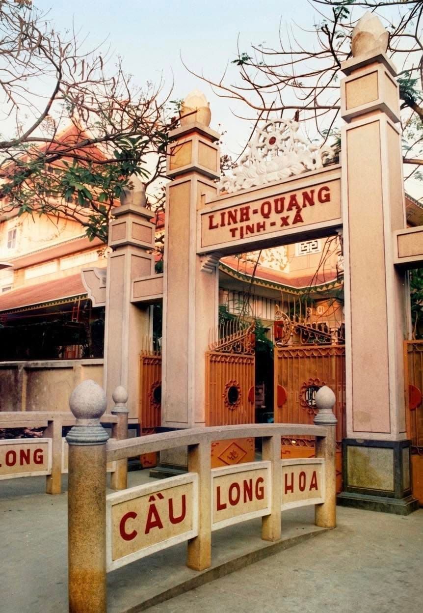 Cổng Tam Quan Tịnh Xá Linh Quang