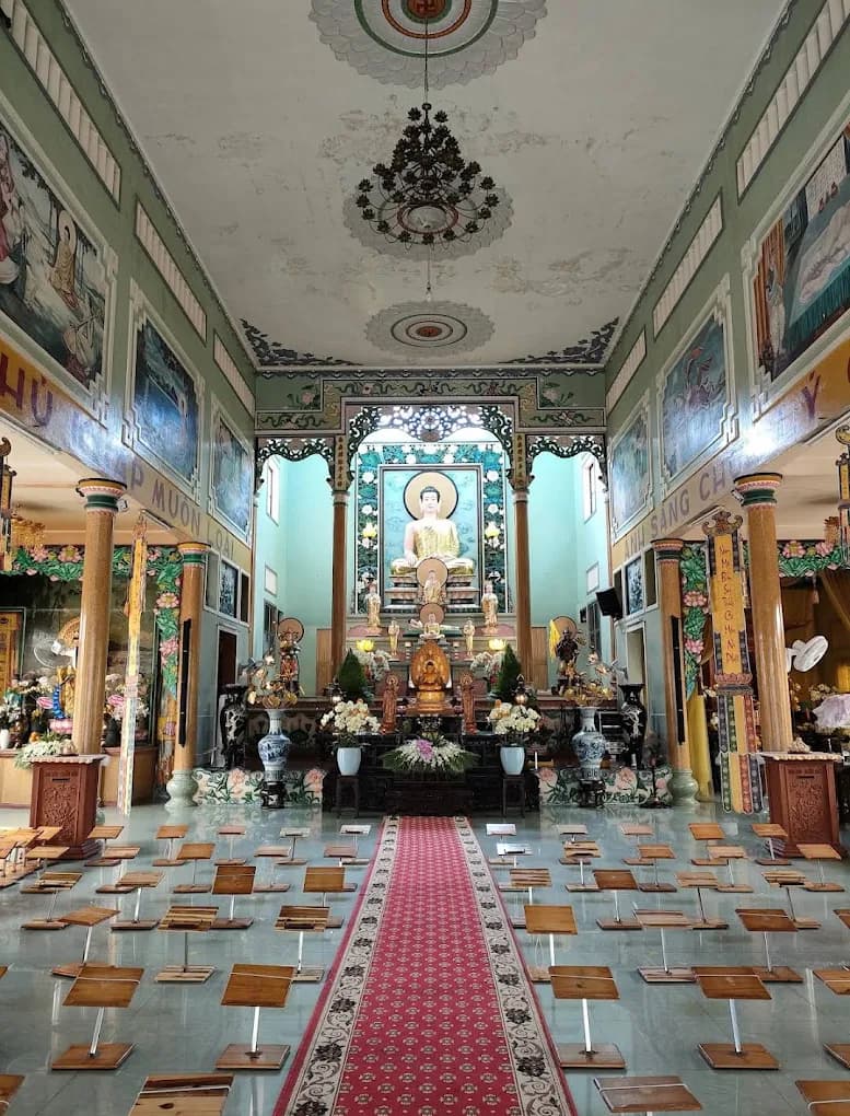 Chánh điện thờ Phật tại Tịnh Xá Linh Quang